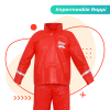 Impermeable de dos piezas para repartidores de Rappi, presentado en vista frontal, destaca por su vibrante color naranja y elementos de seguridad integrados como los reflectivos en puños